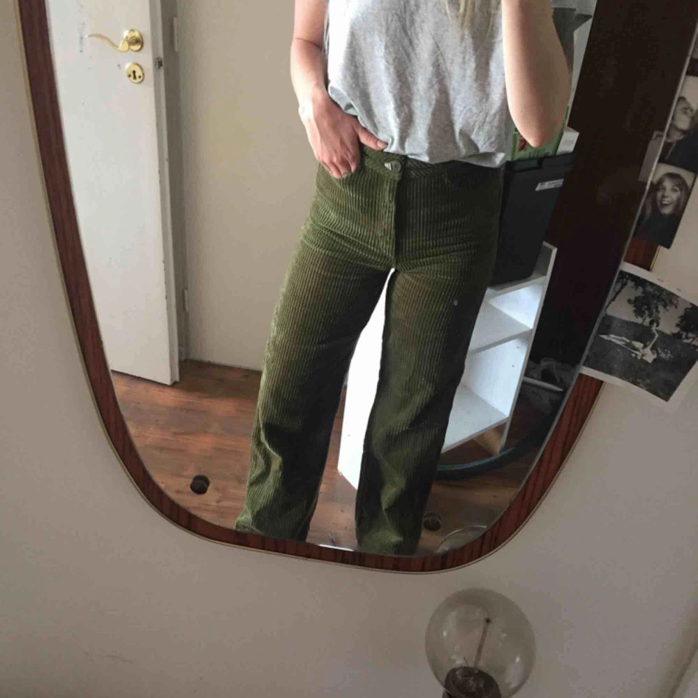 Superfina gröna manchesterbyxor från Weekday. Raka i benen och hög midja. I stort sett oanvända och storleken är en ”normal” 36. . Jeans & Byxor.