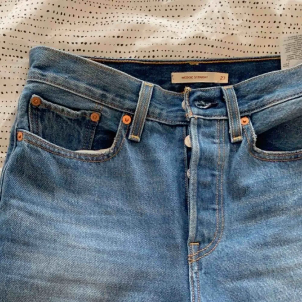 HÄMTAS TROLLHÄTTAN (fraktas ej) Jeans från Levis. Använda ett fåtal gånger, därav i mycket bra skick. Som nya. Passar en storlek S. . Jeans & Byxor.