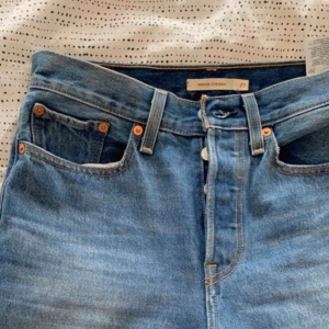  - HÄMTAS TROLLHÄTTAN (fraktas ej) Jeans från Levis. Använda ett fåtal gånger, därav i mycket bra skick. Som nya. Passar en storlek S. 