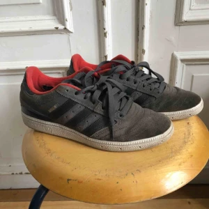  - adidas busenitz använt skick men har fortfarande en hel del kvar att ge.  EU:41.5 US:8 UK:7 Kan hämtas i Uppsala eller skickas mot fraktkostnad.