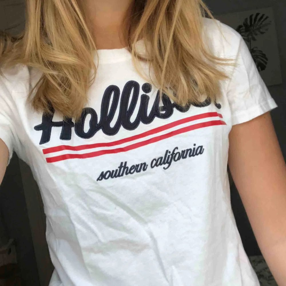 Hollister t-shirt, helt ny!. T-shirts.
