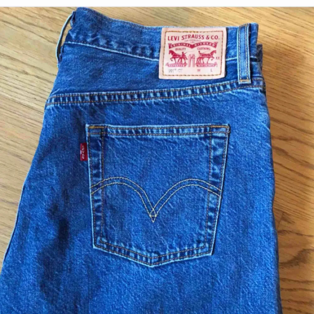 Ett par snygga jeans från Levis använda en eller två gånger, men säljs pågrund av för stora. Köptes på rea i höstas för 599kr. Dom andra två bilderna är tagna med blixt därav den starka färgen. Köparen står för frakt. Jeans & Byxor.