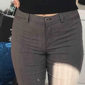 kostymbyxor - Ett par svinsnygga kostymbyxor som tyvärr har blivit för små ♥️ frakt tillkommer 