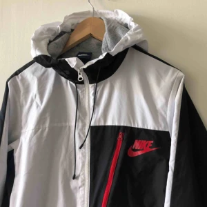 - Nike Windbreaker. Ganska stor så passar även m