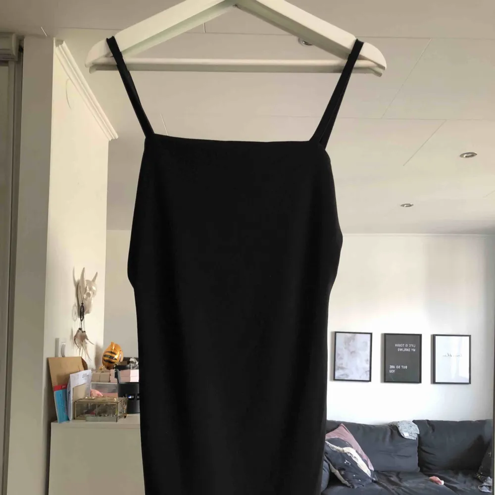 Oanvänd kort svart klänning från Bohoo. Liten i storleken, som S. . Klänningar.