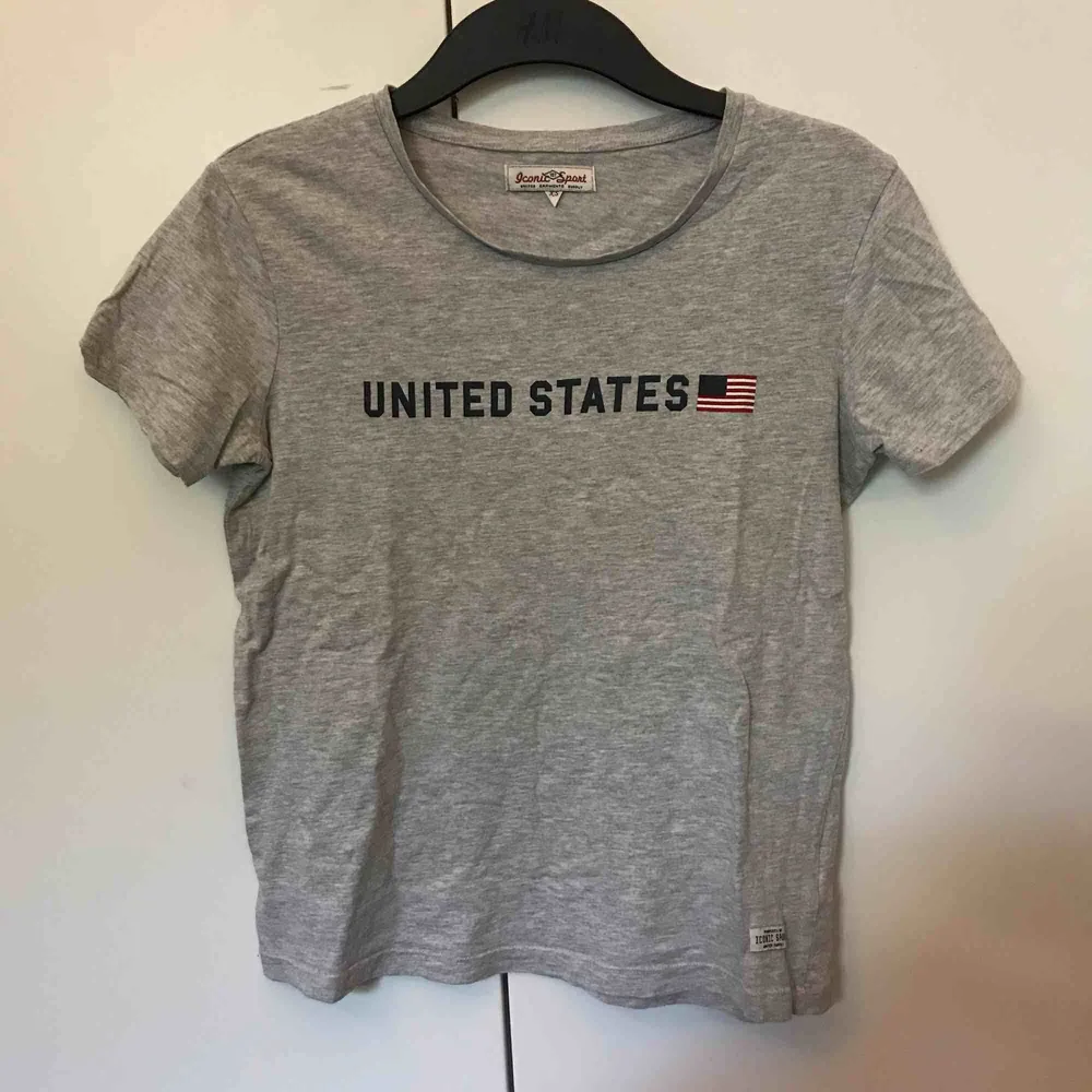 En basic grå t-shirt från lager 157. Köparen står för frakten. T-shirts.
