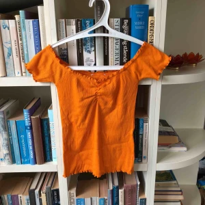  - Off-the-shoulder tröja från New Yorker med lettuce edge💫