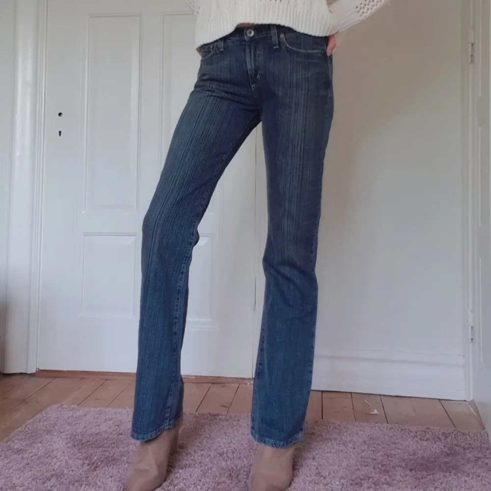 Dessa helt nya jeans finns på min webshop https://kristenssecondhand.storedo.com/  Betalning via swish. Jeans & Byxor.