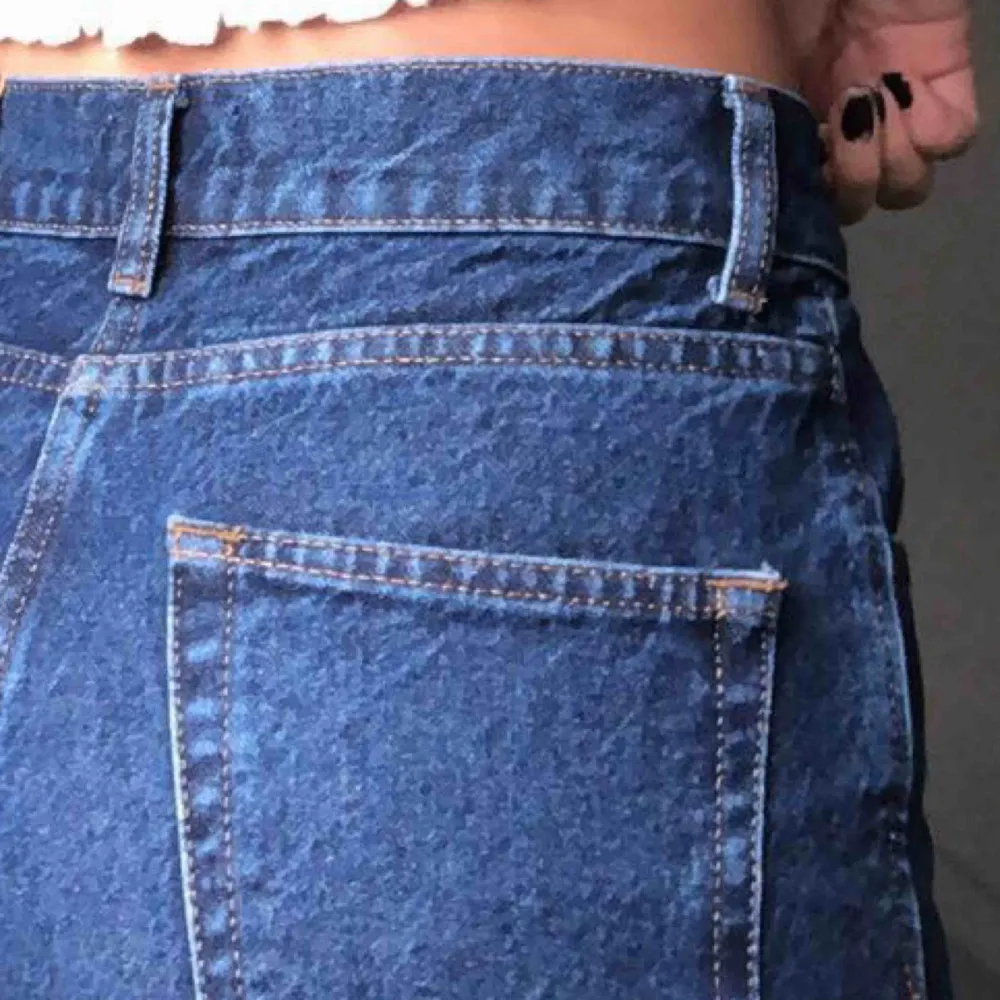 Mörkblå 80 tals inspirerade jeans 😇 jag är 163cm 💓  dom kan fraktas för fraktkostnad  läs min bio innan köp 🦋💘. Jeans & Byxor.