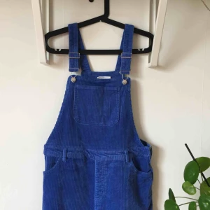  - Skitsnygga hängselbyxor i klarblå Manchester! Aldrig använda. Säljer pga av förstora. Kan användas som oversize eller mer tight fit! Kan mötas upp i sthlm alt frakta mot betalning. 