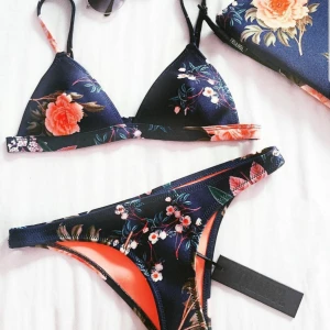  - Äkta Triangl bikini! Endast provad. Båda delarna är i storlek S. Finns super storleksguider på deras hemsida. Underdelen är av modellen cheeky. Skulle säga att den är true to size. Orginalpåsen medföljer. (Perfekt strandväska!)