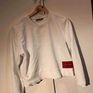  - En Calvin Klein tröja i bra skick. Passar både XS och S Båda går bra. Byta går nog bra 