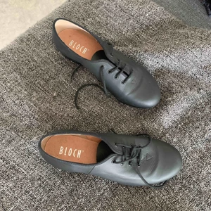  - steppskor som bara är använda en gång då jag insåg att stepp inte var min grej. Väldigt fint skick, inköpta för 795 kr. Köparen betalar frakten 