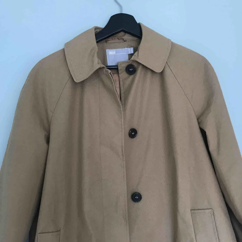 Trench coat från Asos. Använd endast ett par gånger.  Liten i storlek, snarare 38 än 40. Mkt fin!   (frakt tillkommer). Jackor.