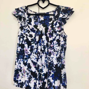  - En blus storlek medium, knappt använd. Köparen betalar frakt 