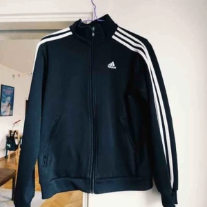  - Gratis frakt!! Sjukt cool Adidasjacka eller sweatshirt eller vad man kallar den. Den har några skavanker som jag inkluderat i bilderna. Det står att det är en us size medium, men jag tror att det är i damstorlek då den är hyfsat liten