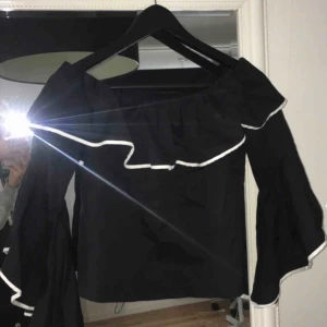  - Super fin topp från zara, skick som ny, köparen står för frakt.