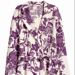  - Blus från HM TREND i 100% viscos 