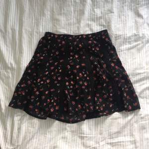 Super fin blommig kjol från gina tricot!! Perfekt inför sommaren