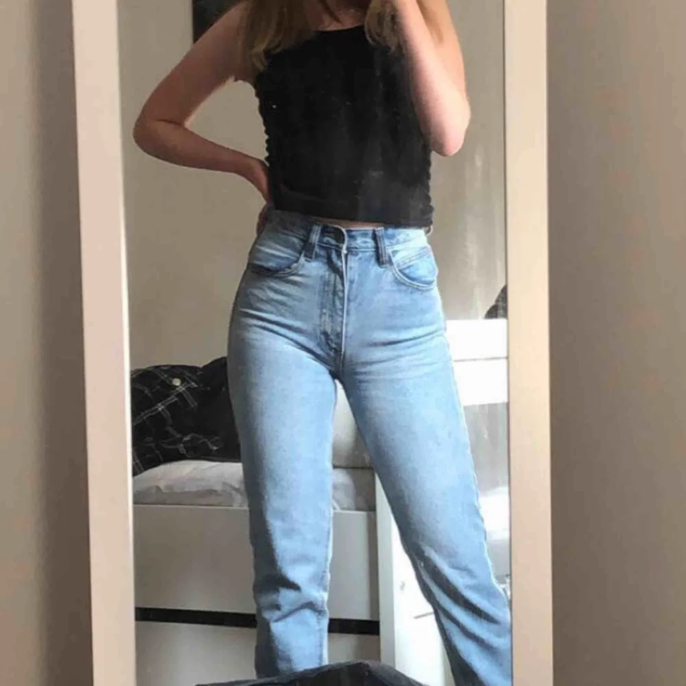 Mom jeans från Brandy Melville, knappt använda. Jag brukar ha 34/36 i byxor och dessa är för små för mig, så skulle säga att storleken är 32/34. Frakten står köparen för :). Jeans & Byxor.