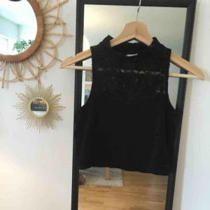  - Croptop från Gina tricot med spetsrosor. 🌹 kan mötas upp i Stockholm eller skicka, köparen står för frakt 💫