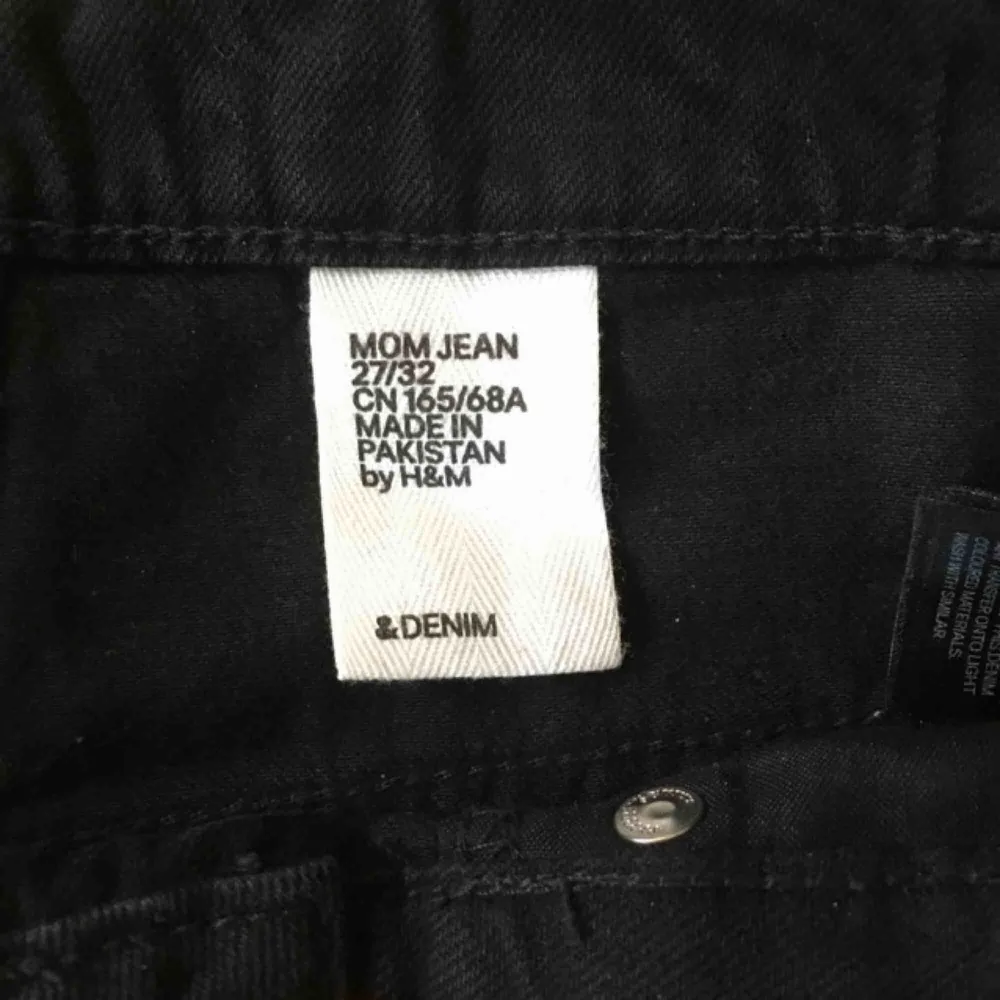 Svarta mom-jeans från HM. Är för små på mig tyvärr. Kan mötas upp i Stockholm eller skicka, köparen står för frakt 💫. Jeans & Byxor.