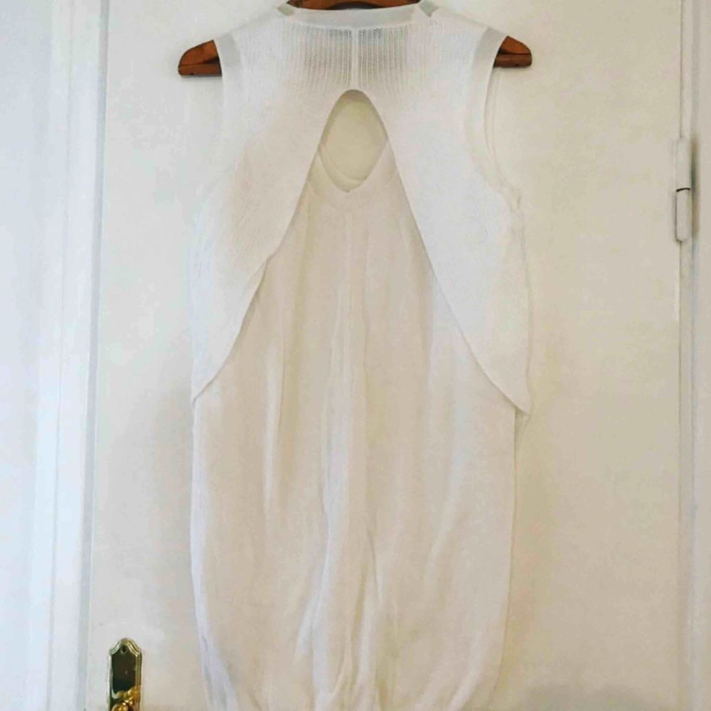 Vitt as ballt linne/klänning med skärningar och cool design från Alexander Wang. Nypris 1700:- och knappt använt= KAP. Klänningar.