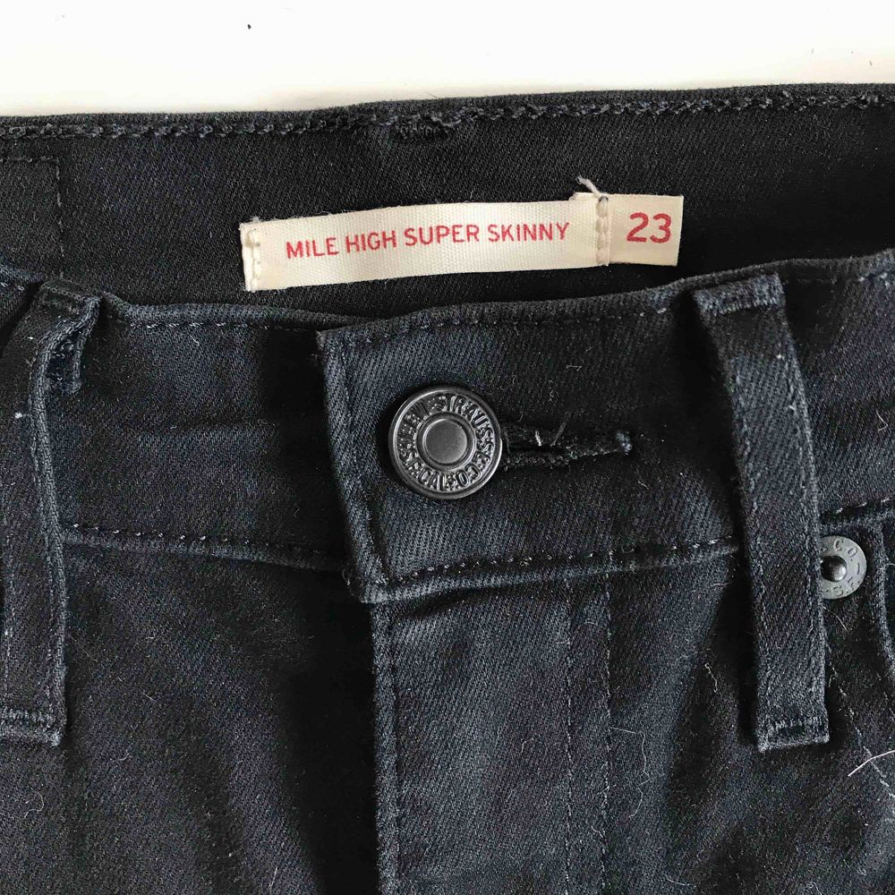 Använd max 5 ggr säljer pga är för små, tighta Levi jeans med super hög midja (går precis till/över naveln på mig) kostar 1000kr nya, frakt tillkommer (63kr) då är det spårbart . Jeans & Byxor.