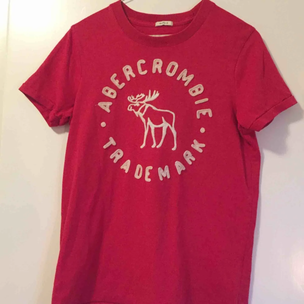 T-shirt från abercrombie & fitch. Vi delar på frakten 🦌. T-shirts.