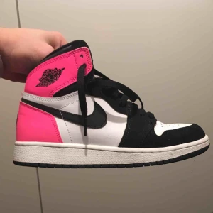  - Super Fresh Jordan 1 valentine edition with matte black details and a pink reflex back. Only used once. Size EUR 38, US 7.