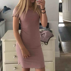  - Gammal rosa klänning i storlek XS från bikbok. Köparen står för frakten!