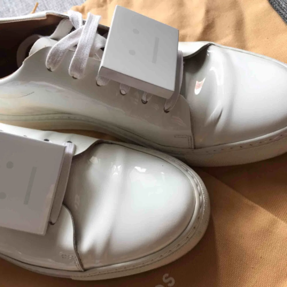 Sneakers från Acne Studios i lackat läder. Knappt använda. . Skor.
