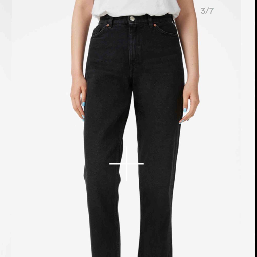 Ett par svarta jeans från monki i modellen taiki. Använda 2 gånger så dom är precis som nya. Köpta för 400kr. Perfekta jeansen som passar till allt!. Jeans & Byxor.