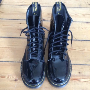 Dr. Martens i svart lack. Aldrig använda. Stl. Står stl. 40 men som en 39!!  - Dr. Martens i svart lack. Aldrig använda. Stl. Står stl. 40 men som en 39!! 