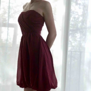  - Vacker finklänning från Vila clothes. ”Scrunchad” på baksidan så väldigt töjbar och med dragkedja i sidan. Säljer då jag tyvärr inte får någon användning för den. Insidan är klädd med sidenlikt tyg.🥀  Pris kan diskuteras, köpare står för frakt