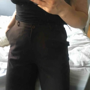  - Bruna kostymbyxor, hur sköna som helst!! passar i princip S-L beroende på hur en vill att de ska sitta🌻