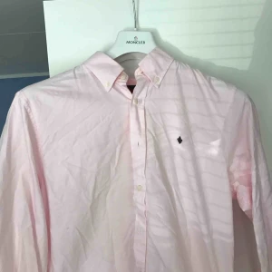  - Väldigt fin Morris skjorta perfekt till skolavslutningen, nypris 999 kr, frakt ingår