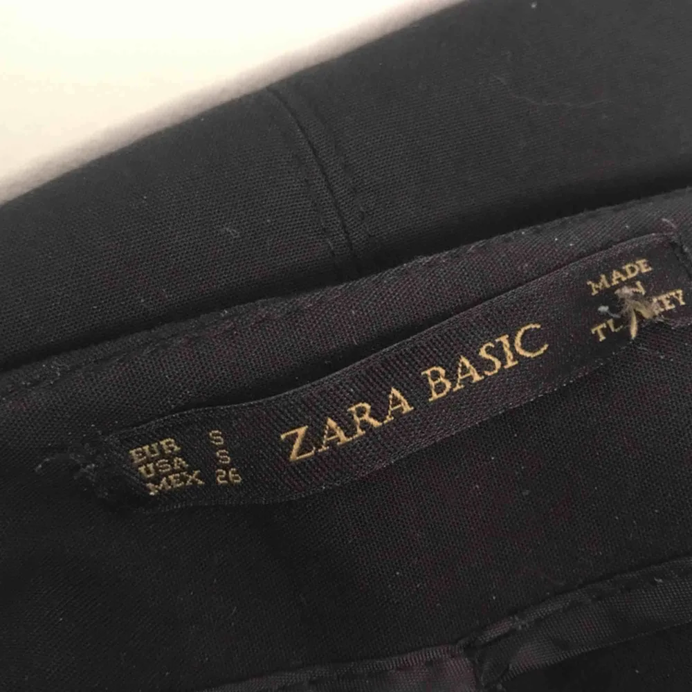 • Svarta slacks från Zara •  Dekorativa dragkedjor i fram, stretchiga och superfina, säljer då jag har ett par liknande  70 kr + frakt. Jeans & Byxor.