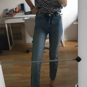  - Ljusblåa jeans i en mom fit modell ifrån monki! Använda ett fåtal gånger. Kan mötas upp i Stockholm eller frakta (köparen står för frakten)