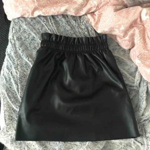  - Säljer denna svarta skinnkjolen ifrån H&m pågrund av att den ej kommit till användning. Frakt tillkommer, hör av er om ni är intresserade💓💕💞