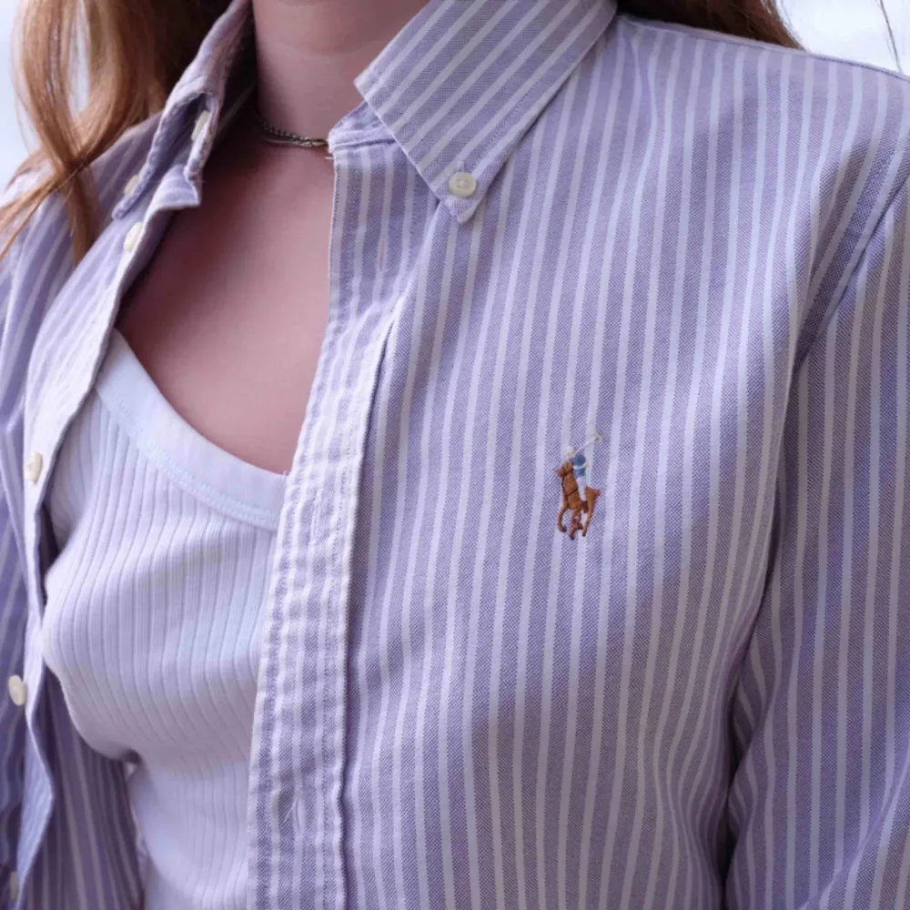 Ljuslila randig Ralph Lauren skjorta, använd nån gång så ser helt ny ut. Funkar på mig som varierar mellan XS och S. . Skjortor.