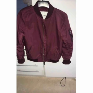 Bomberjacka  - Säljer min vinröda bomber jacka i storlek XS. Jacka är köpt på carlings och är använd fåtal gånger. Köparen står för frakten   