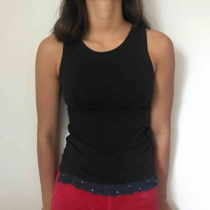  - Ett svart linne från kappahl. Kostar 25kr inklusive frakt.