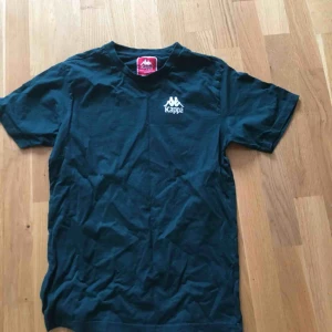 - Knappt använd snygg tröja från Kappa, säljer den pågrund utav att den har blivit lite liten. 