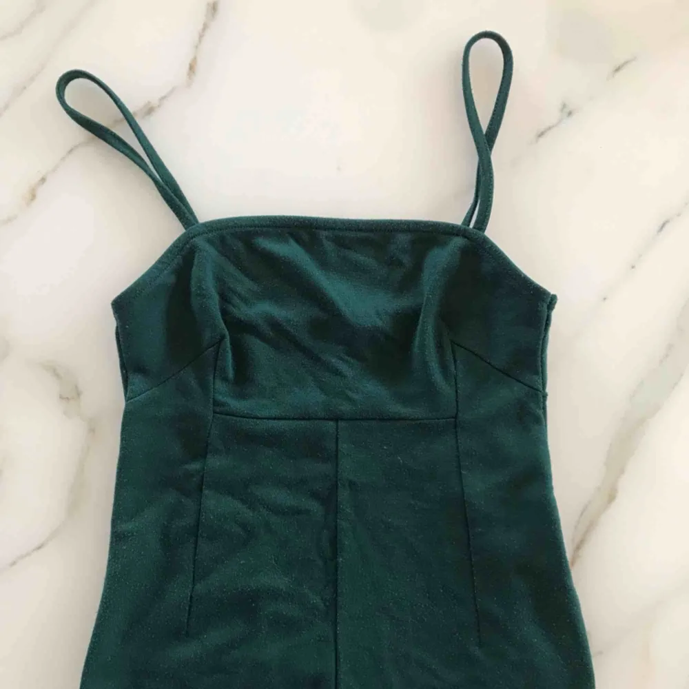 Superfint linne med smala axelband från nelly i DN grön färg. Säljer på grund av att det inte kommer till användning längre. Fraktar men köparen står för fraktkostnad!. Toppar.