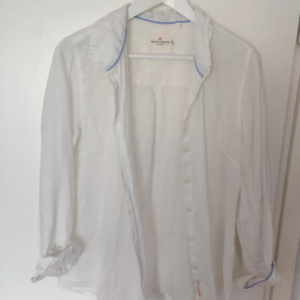 Vit linneskjorta från Holly and White, lös och ledig i modellen! Skickas mot frakt   . Skjortor.