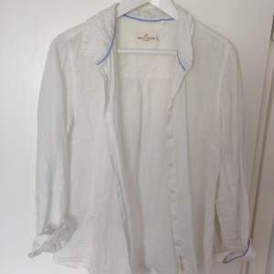 Vit linneskjorta från Holly and White, lös och ledig i modellen! Skickas mot frakt   