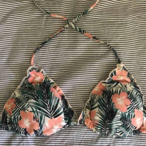  - Verkligen jättefin bikiniöverdel som tyvärr blivit för liten för mig:(( Fraktkostnad tillkommer