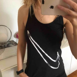  - **Frakt ingår ej i priset!** Kategori: Träningslinne Märke: Nike  Storlek: Small Färg: Svart