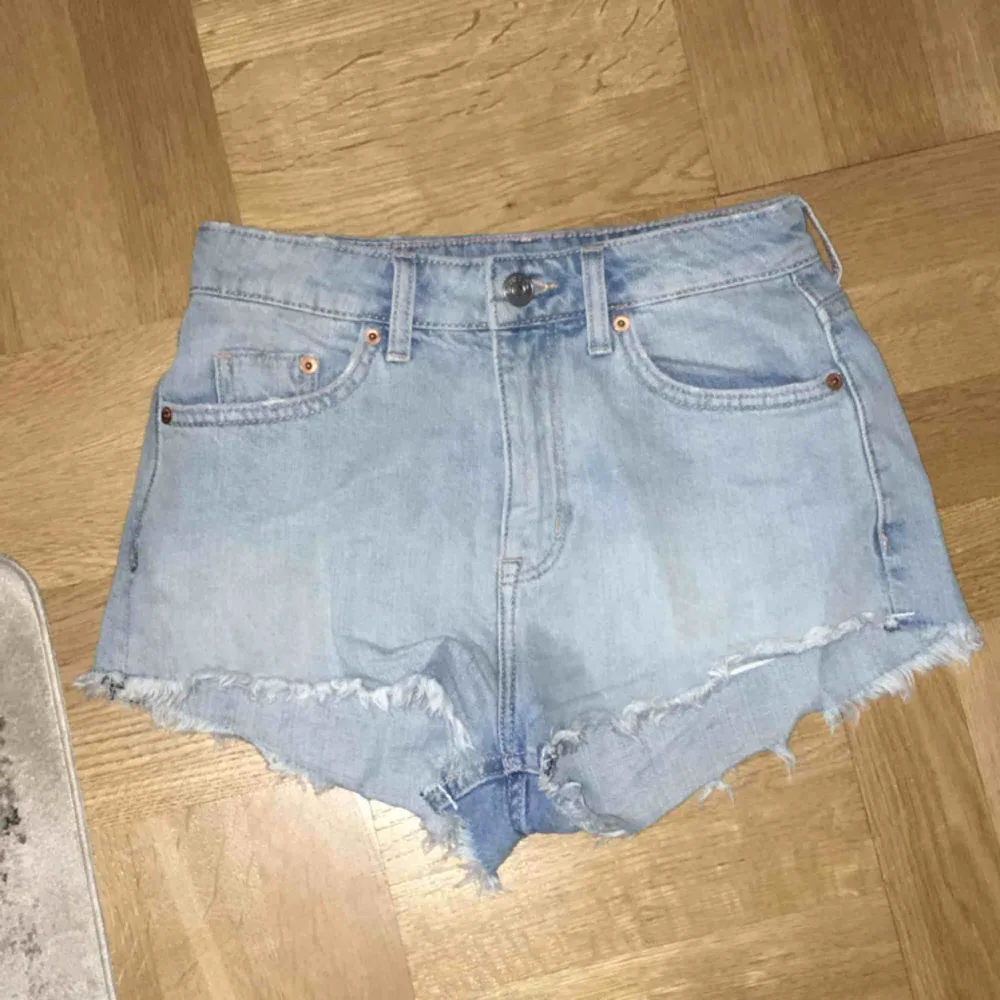 Sköna jeansshorts i storlek XS , 90kr inklusive frakt. 🌸🌸🌸🌸 . Shorts.